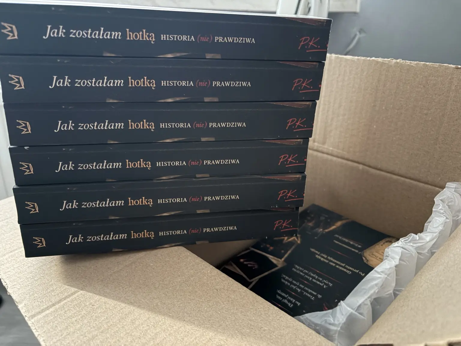 Stos wydrukowanych egzemplarzy książki „Jak zostałam hotką”